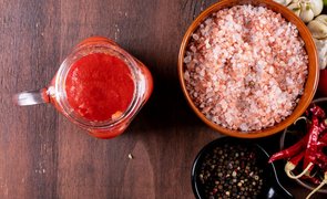 recipientes com sal para churrasco e outros temperos