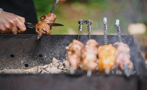 espetos com carne para churrasco