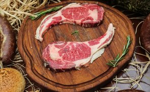 carne sob a placa de corte