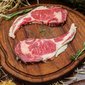 carne sob a placa de corte