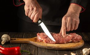 cortando um bife